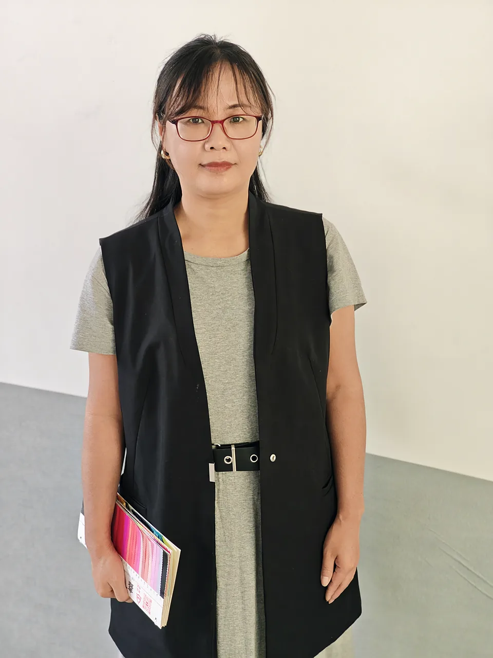 皓妈，皓妈服饰主理人，手持面料色卡